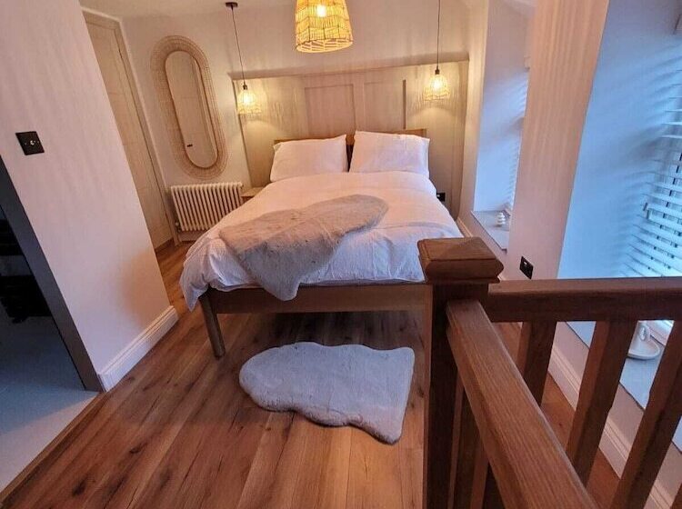 Charming 1 Bed Cottage In Brynmenyn