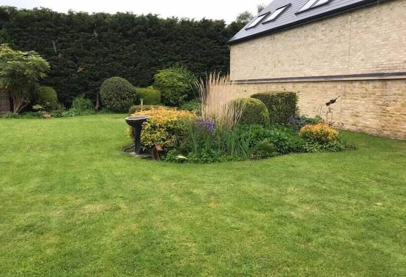 Charming 5 Bed Cottage In Old Sodbury Bristol