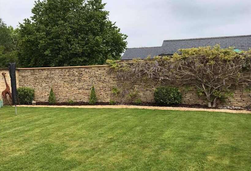 Charming 5 Bed Cottage In Old Sodbury Bristol