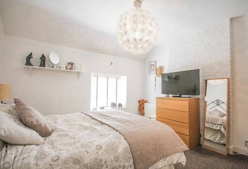 Charming 5 Bed Cottage In Old Sodbury Bristol