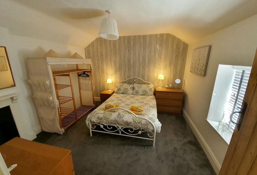 Charming 5 Bed Cottage In Old Sodbury Bristol