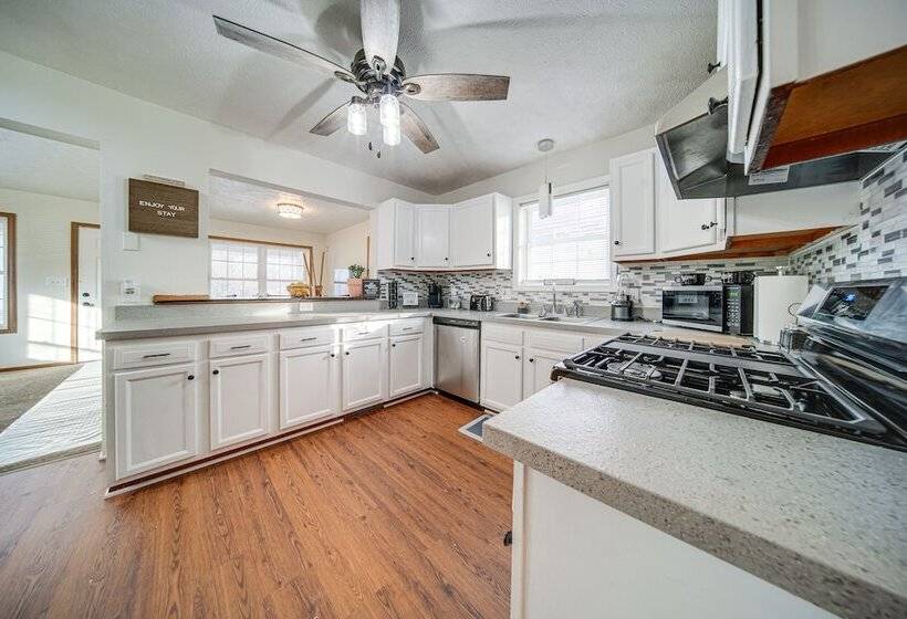 Charming Cleveland Home: 5 Mi To Downtown!