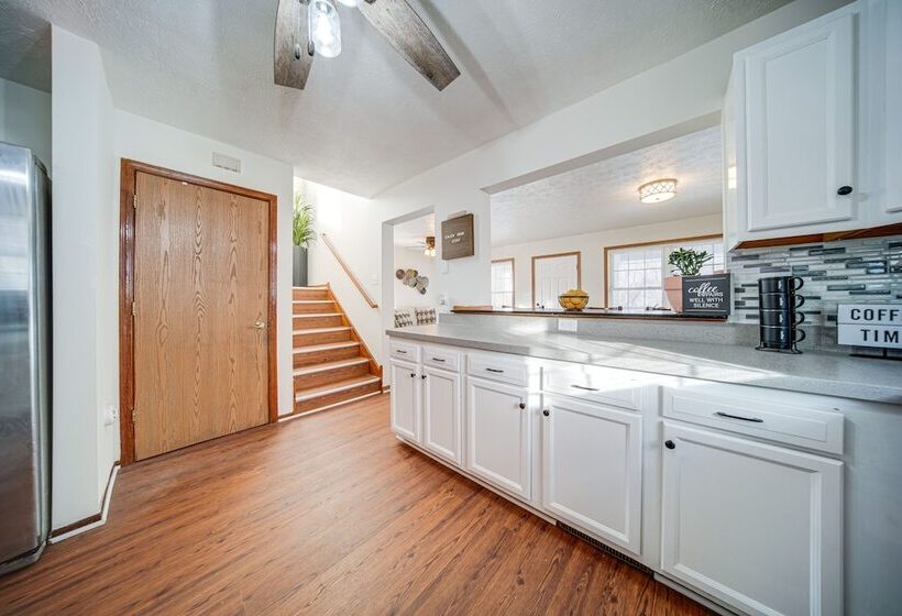 Charming Cleveland Home: 5 Mi To Downtown!