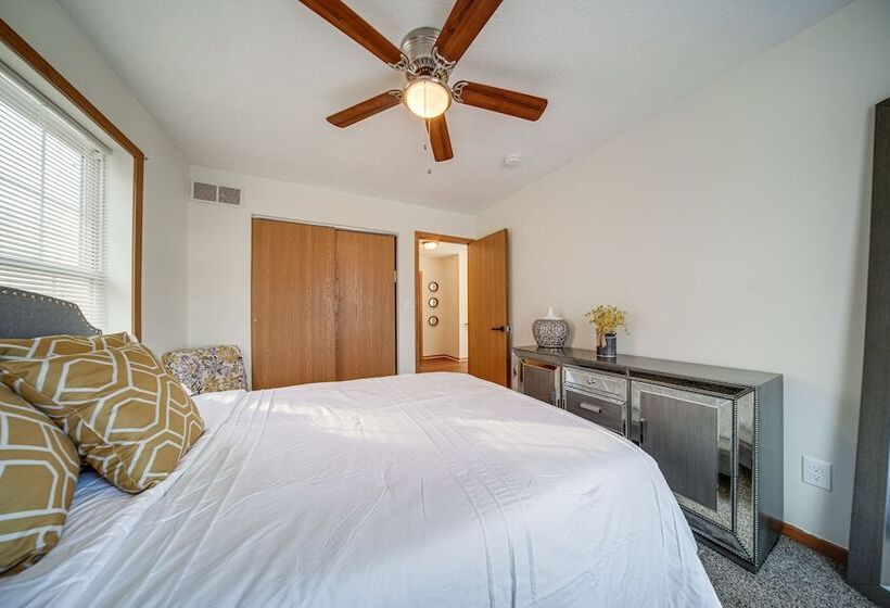 Charming Cleveland Home: 5 Mi To Downtown!