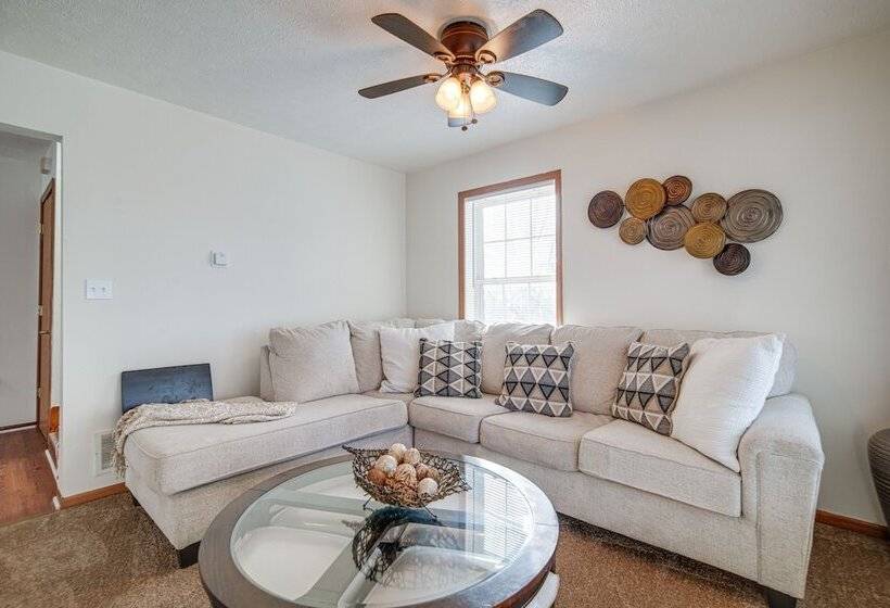 Charming Cleveland Home: 5 Mi To Downtown!