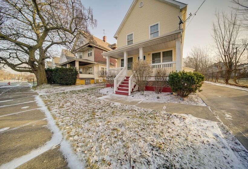 Charming Cleveland Home: 5 Mi To Downtown!