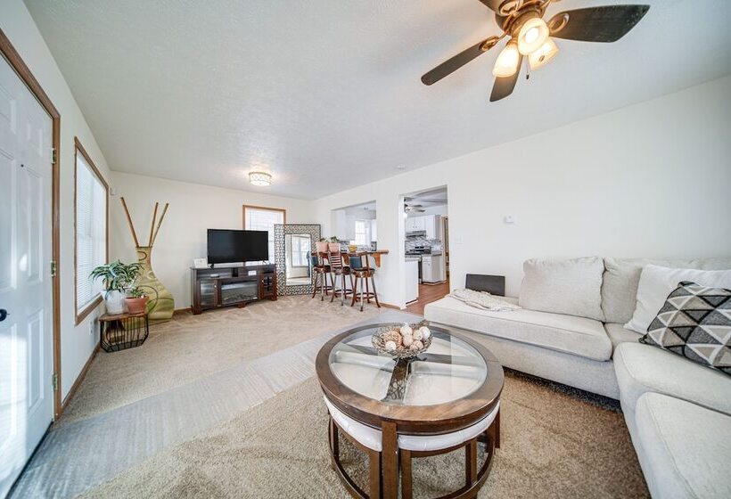 Charming Cleveland Home: 5 Mi To Downtown!