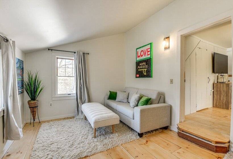 Charming Stowe Home Walk To Downtown & River!