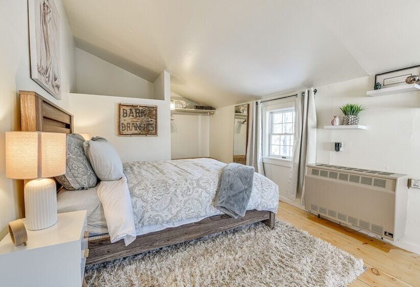 Charming Stowe Home Walk To Downtown & River!