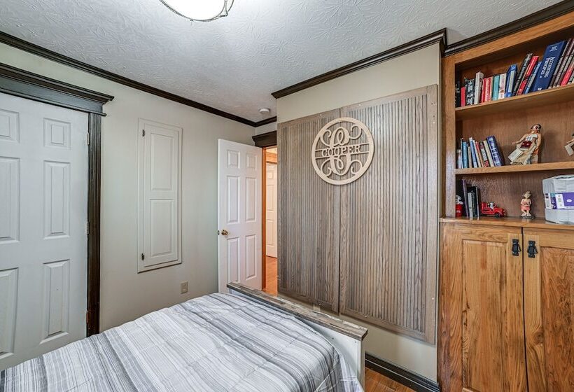 Clarksville Home W/ Porch & Fishing Pond Access!