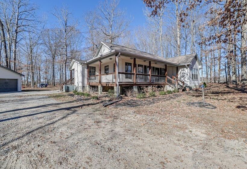 Clarksville Home W/ Porch & Fishing Pond Access!