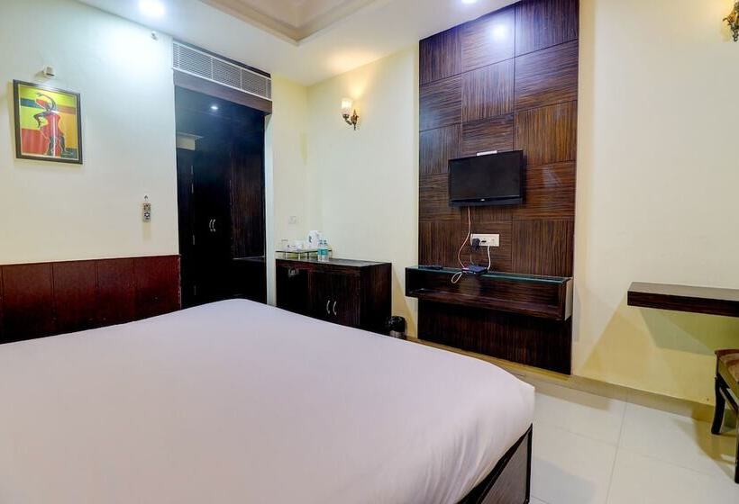 Fabhotel Club Junction