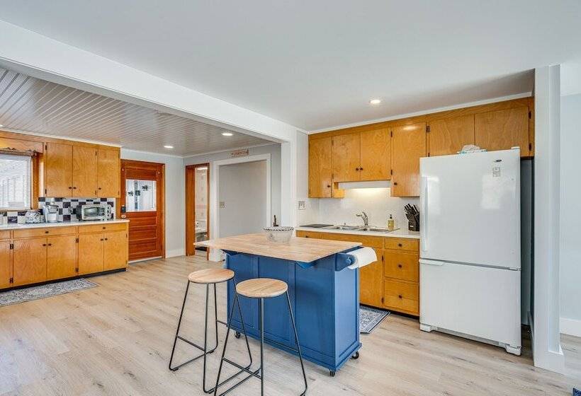 Comfortable Lincoln Home: Walk To Main Street!