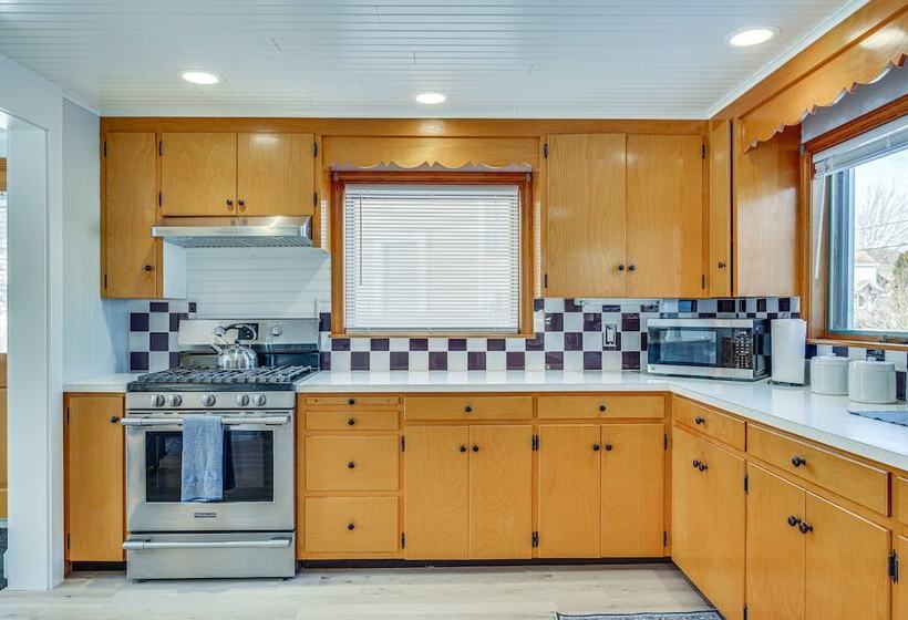 Comfortable Lincoln Home: Walk To Main Street!