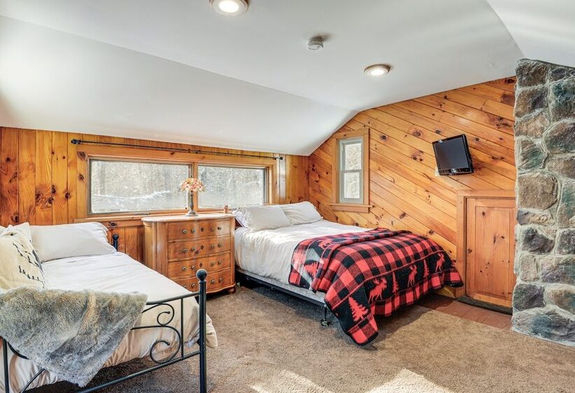 Cozy Cabin Between Stratton Resort & Mount Snow