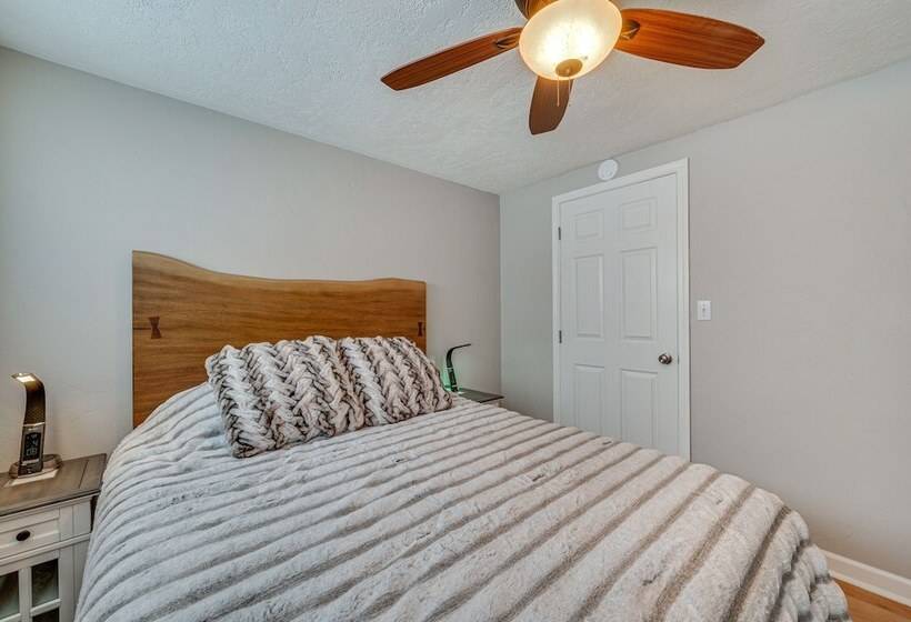 Cozy Nampa Escape W/ Fireplace + Smart Tv!