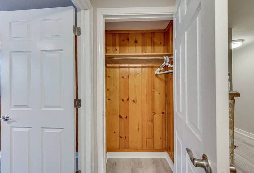 Cozy Nampa Escape W/ Fireplace + Smart Tv!