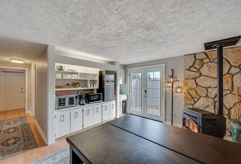 Cozy Nampa Escape W/ Fireplace + Smart Tv!