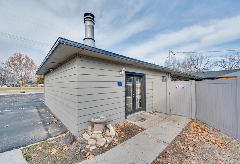 Cozy Nampa Escape W/ Fireplace + Smart Tv!