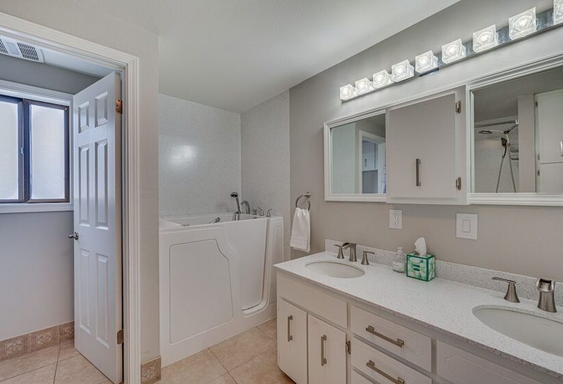 Cozy Nampa Escape W/ Fireplace + Smart Tv!