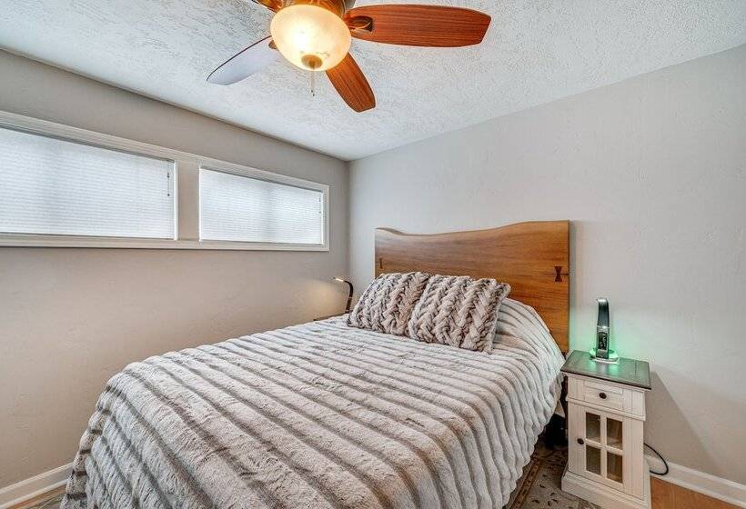 Cozy Nampa Escape W/ Fireplace + Smart Tv!
