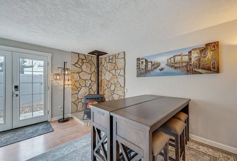 Cozy Nampa Escape W/ Fireplace + Smart Tv!