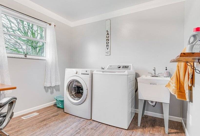 Cozy Richmond Home W/ Fire Pit: Walk, Bike & More!