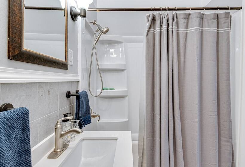 Cozy Richmond Home W/ Fire Pit: Walk, Bike & More!