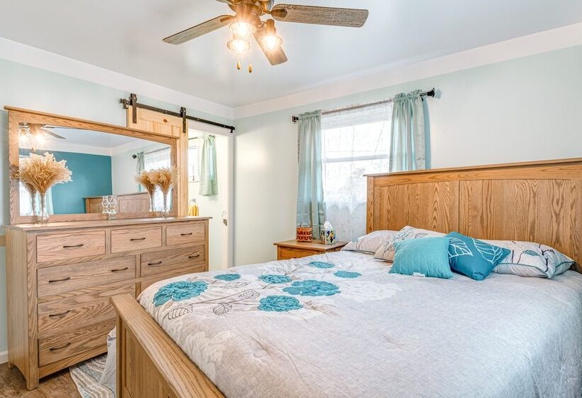 Cozy Richmond Home W/ Fire Pit: Walk, Bike & More!