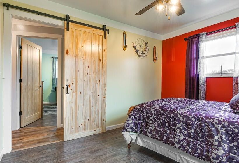 Cozy Richmond Home W/ Fire Pit: Walk, Bike & More!