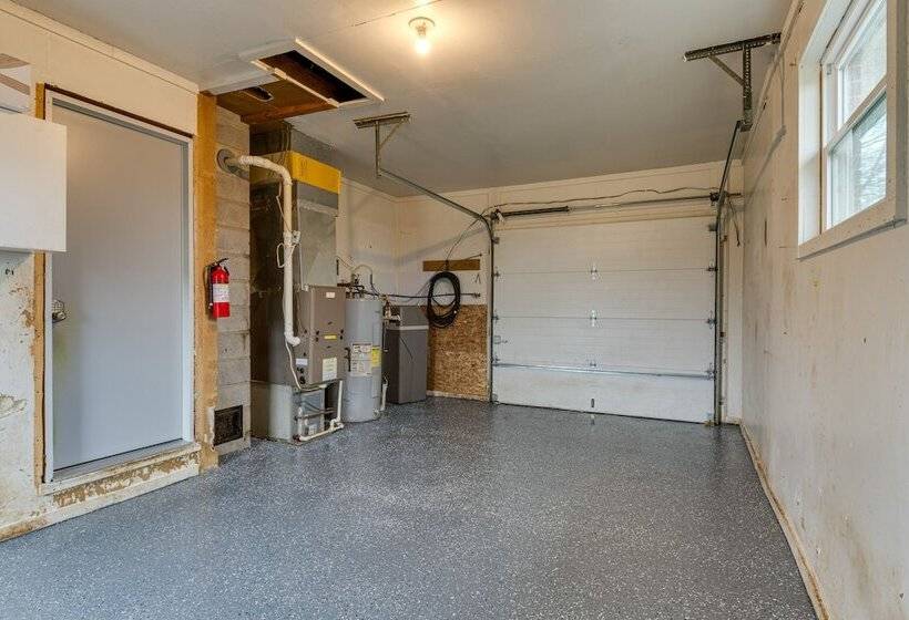 Cozy Richmond Home W/ Fire Pit: Walk, Bike & More!