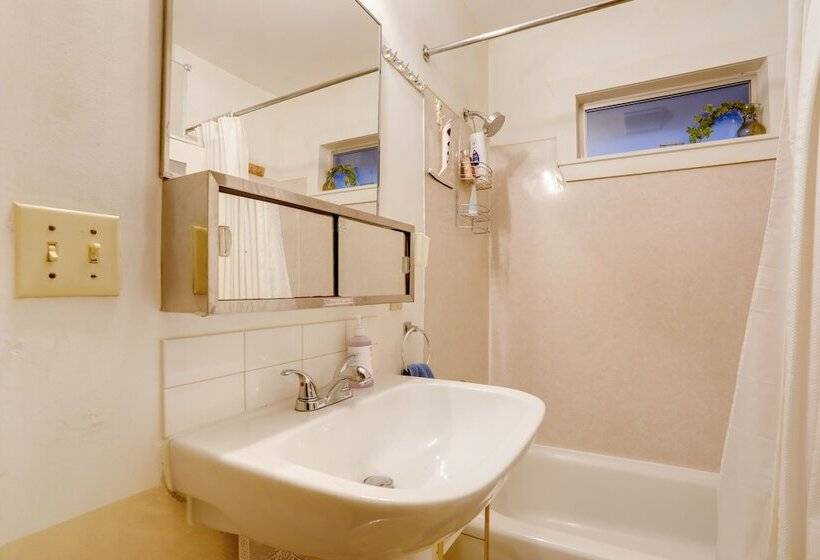 Walkable Seattle Getaway: 3 Mi To Downtown!