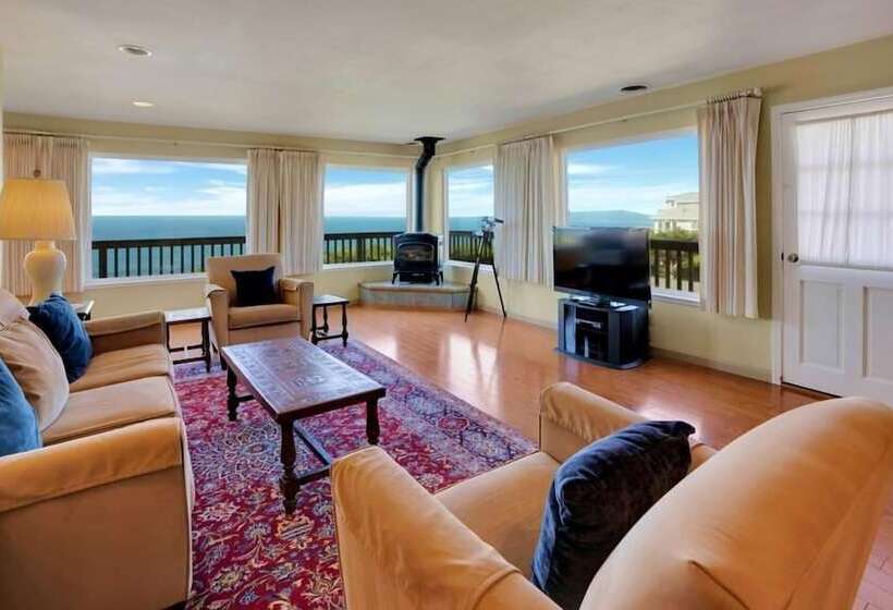 Stunning Coastal Cottage W/ Views Of Monterey Bay!