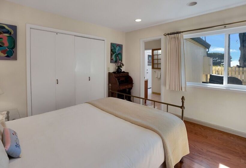 Stunning Coastal Cottage W/ Views Of Monterey Bay!
