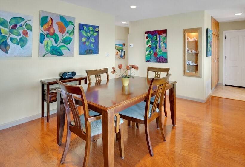 Stunning Coastal Cottage W/ Views Of Monterey Bay!