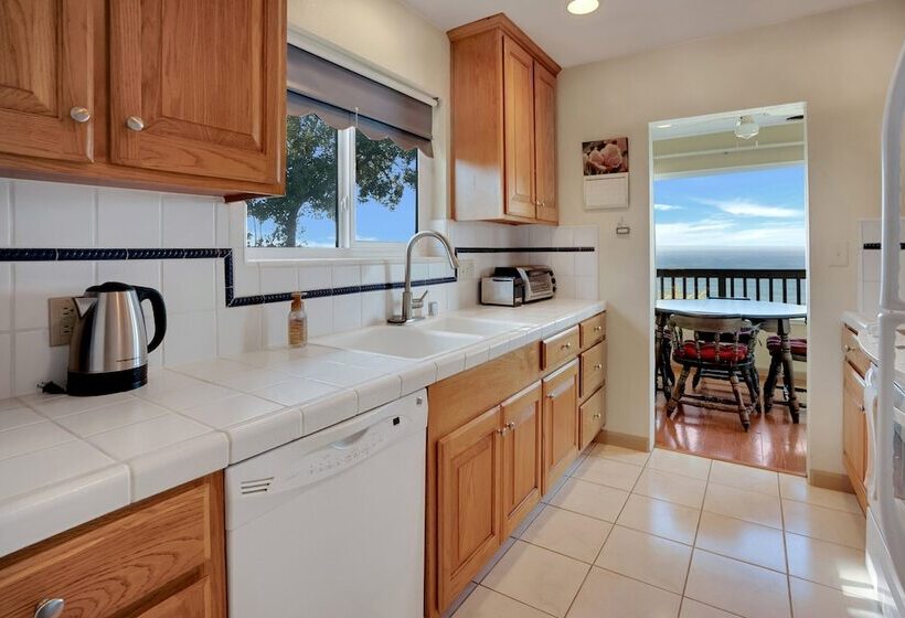 Stunning Coastal Cottage W/ Views Of Monterey Bay!