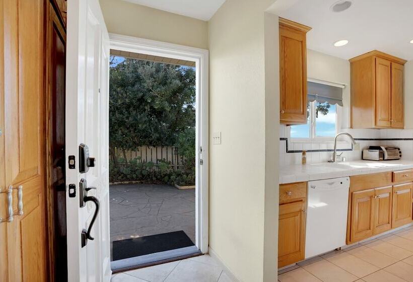 Stunning Coastal Cottage W/ Views Of Monterey Bay!