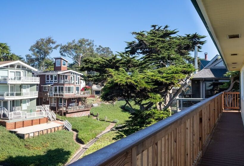 Stunning Coastal Cottage W/ Views Of Monterey Bay!