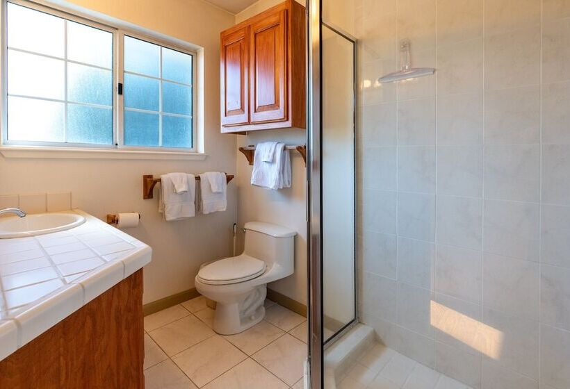 Stunning Coastal Cottage W/ Views Of Monterey Bay!