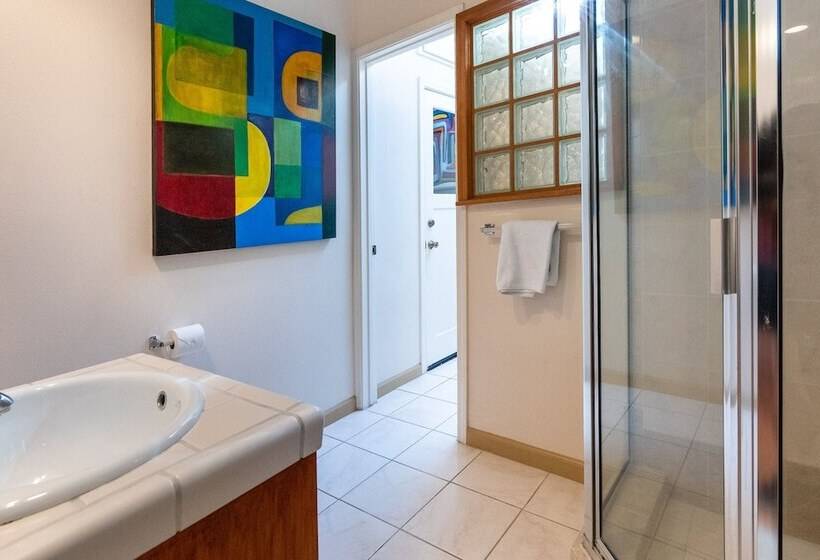 Stunning Coastal Cottage W/ Views Of Monterey Bay!