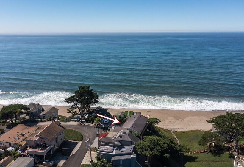 Stunning Coastal Cottage W/ Views Of Monterey Bay!