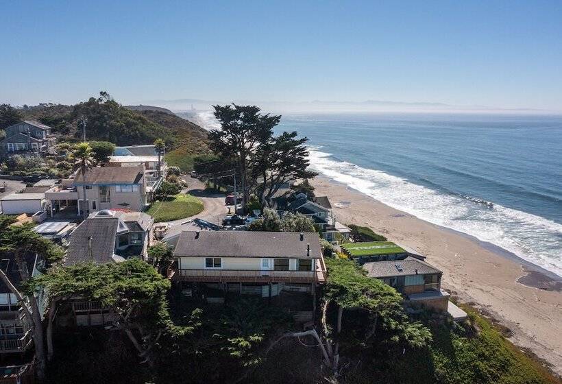 Stunning Coastal Cottage W/ Views Of Monterey Bay!