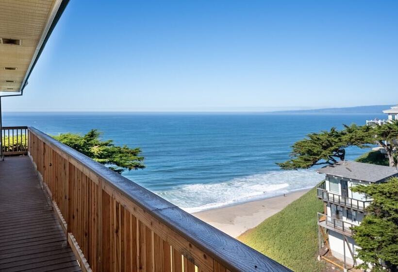 Stunning Coastal Cottage W/ Views Of Monterey Bay!