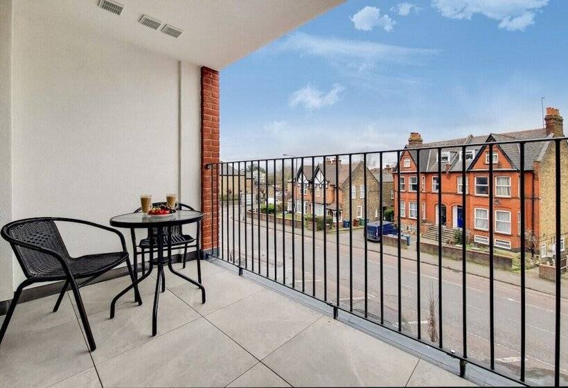 Deluxe Wembley Harrow Apartment