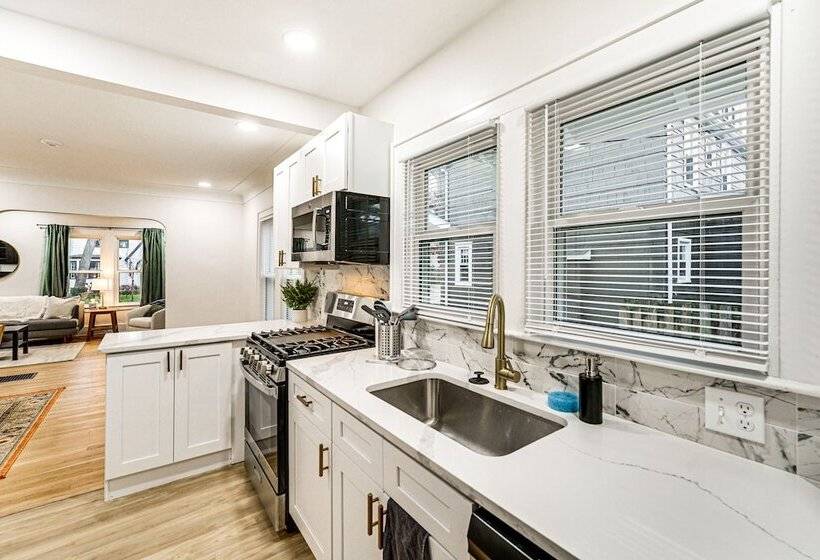 Dog Friendly Pleasant Ridge Home: 13 Mi To Detroit