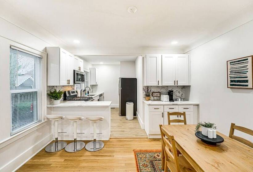 Dog Friendly Pleasant Ridge Home: 13 Mi To Detroit