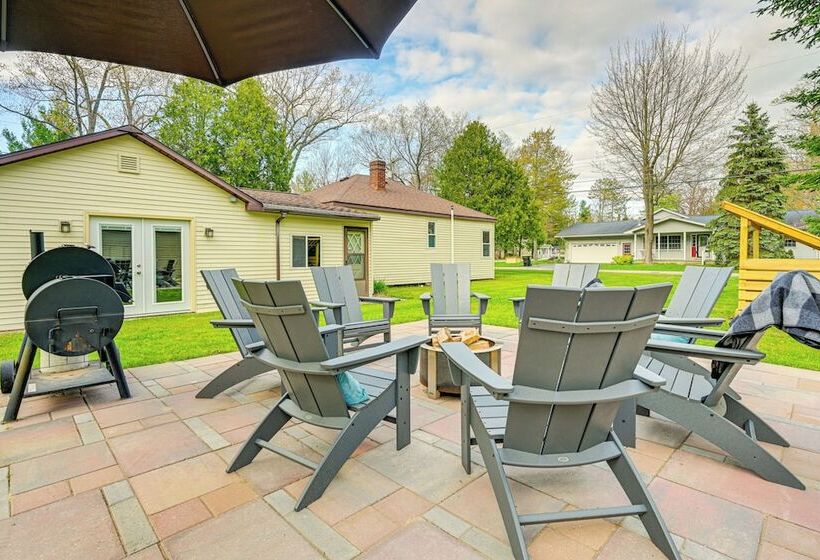 Dog Friendly Roscommon Cabin, Walk To Higgins Lake