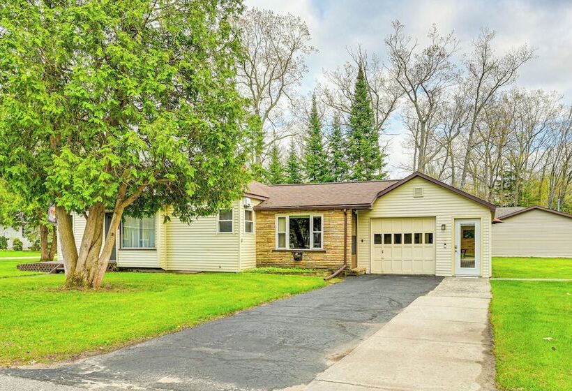 Dog Friendly Roscommon Cabin, Walk To Higgins Lake