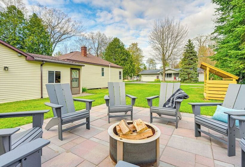 Dog Friendly Roscommon Cabin, Walk To Higgins Lake