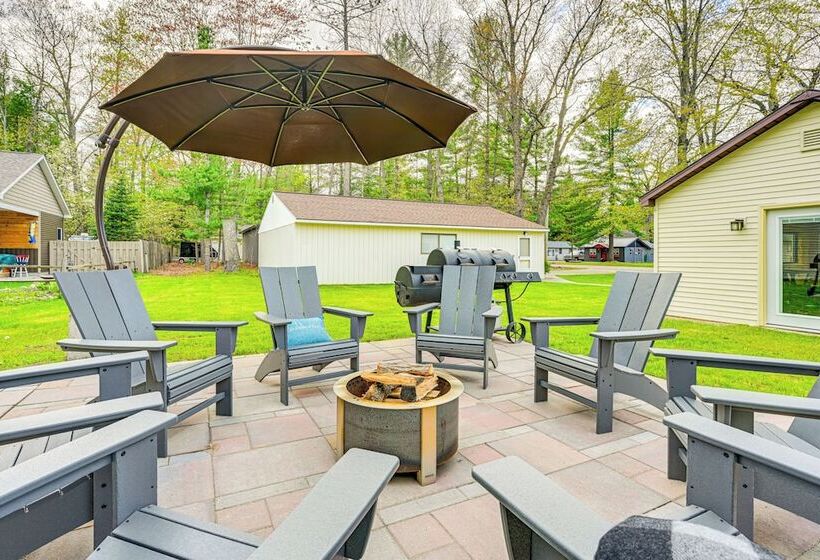 Dog Friendly Roscommon Cabin, Walk To Higgins Lake